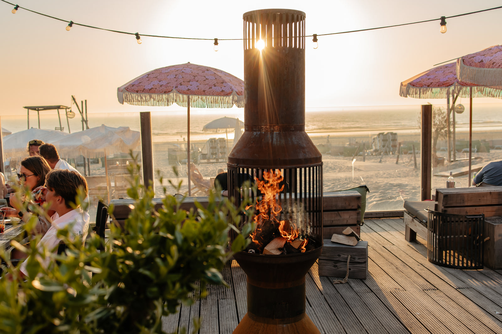 Gasten rond de VENTOR® Original in het avondlicht