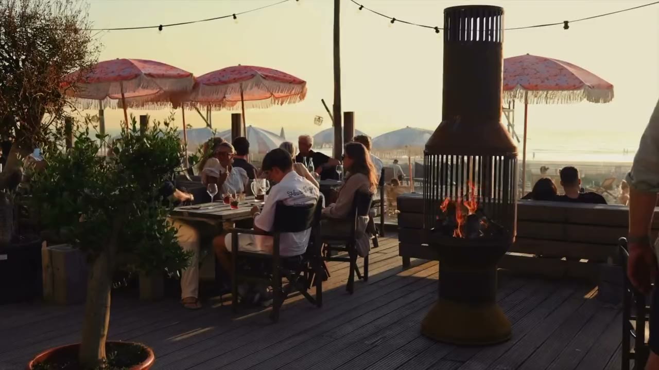 De VENTOR® Original op een strandterras bij zonsondergang, met gasten aan tafel
