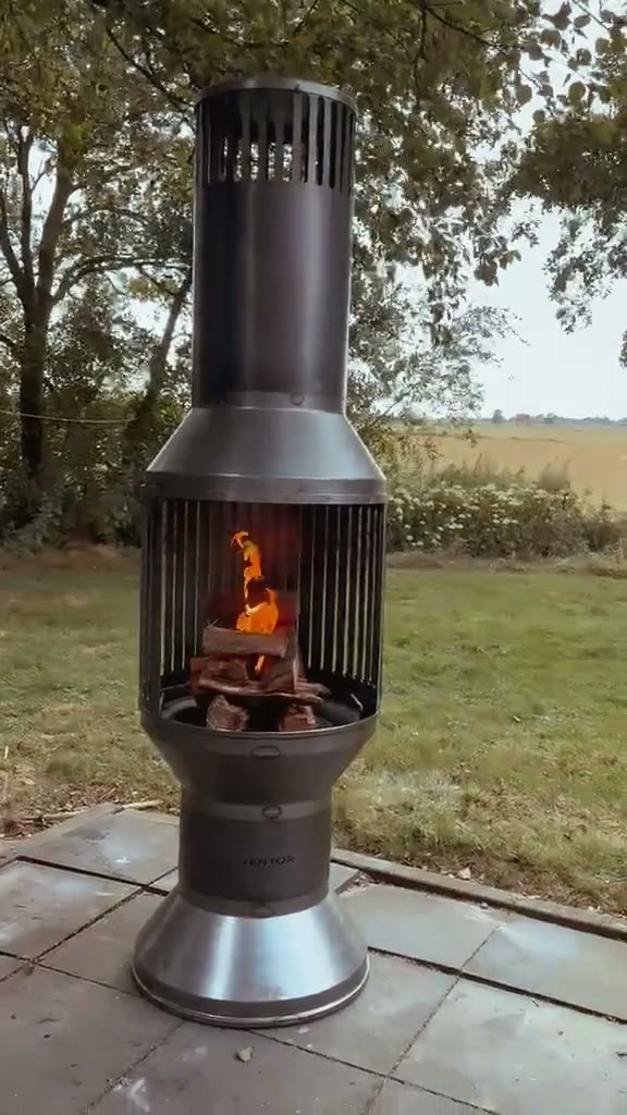De VENTOR® Original brandt in een tuin in Friesland, naast een loungebank