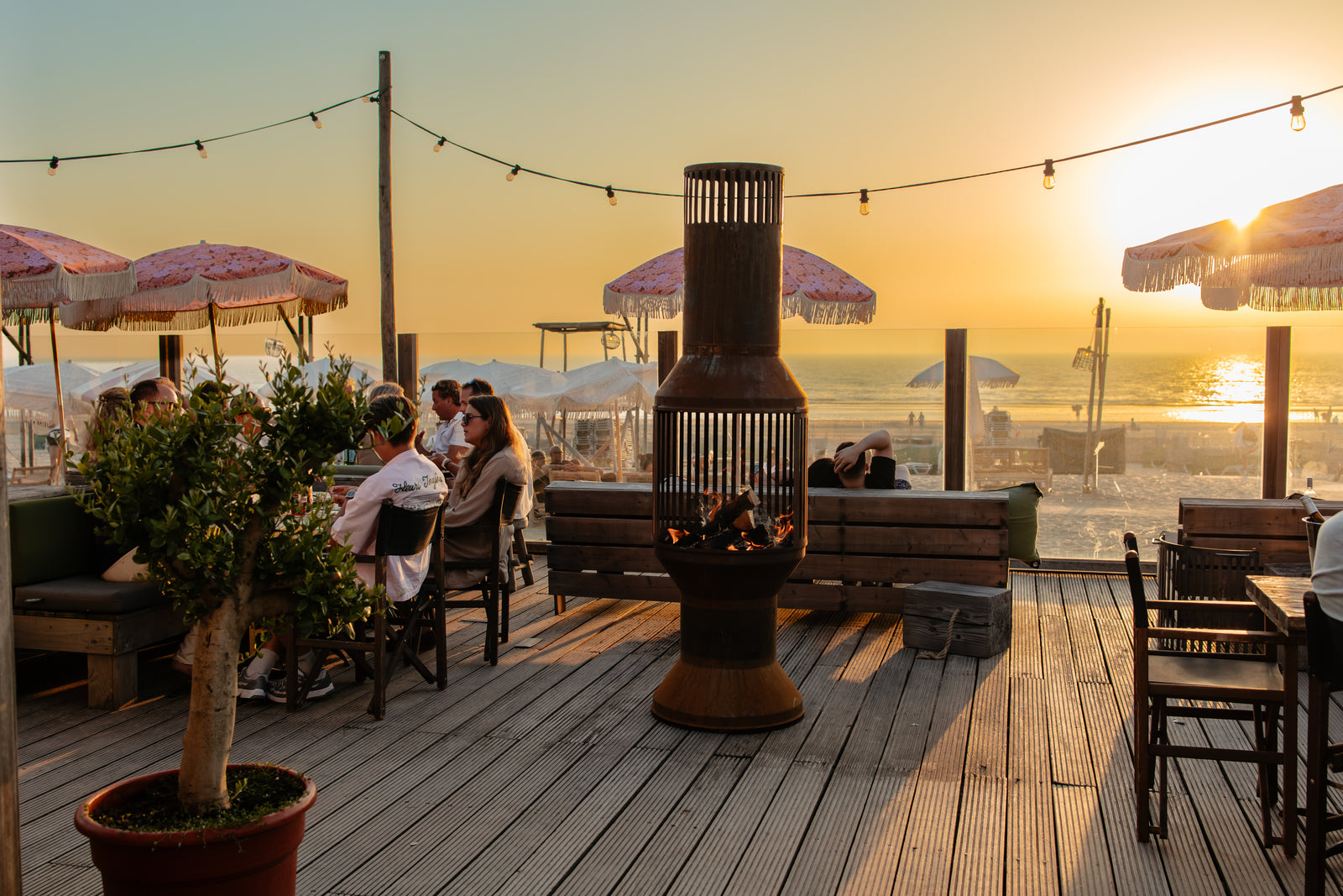 De VENTOR® Original op een houten terras bij zonsondergang